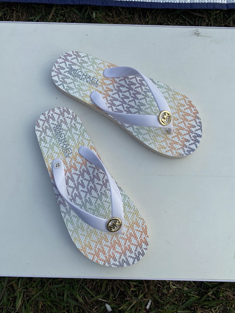 Michael Kors Signature Logo Flip Flops · SOSO — תמונה 6