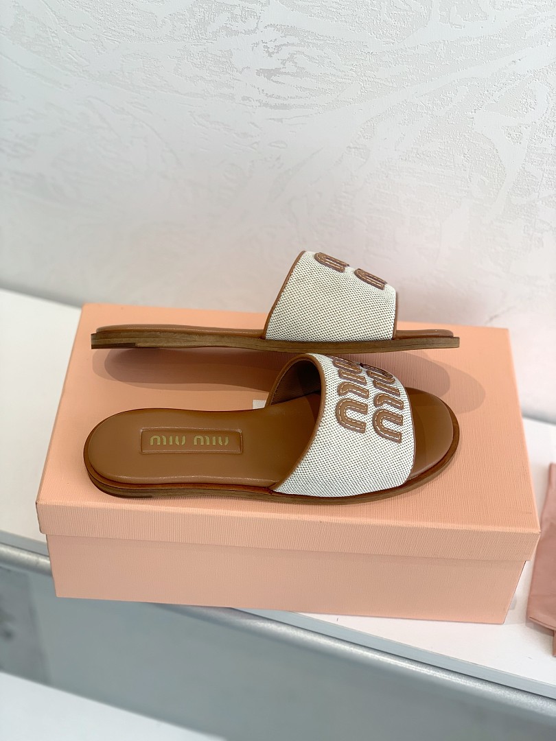 Miu Miu Canvas Logo Slide Sandal · R10J — תמונה 9