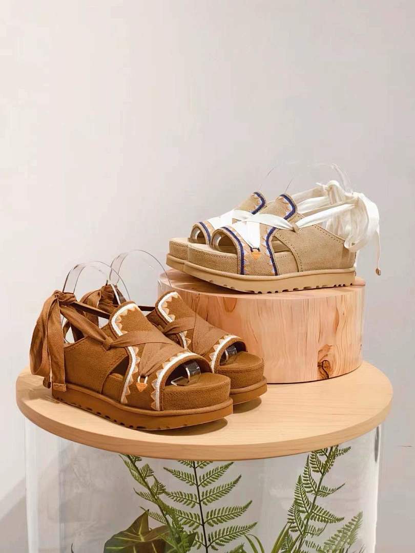 UGG Goldenstar Hi Artistitch · ZH668 — תמונה 2