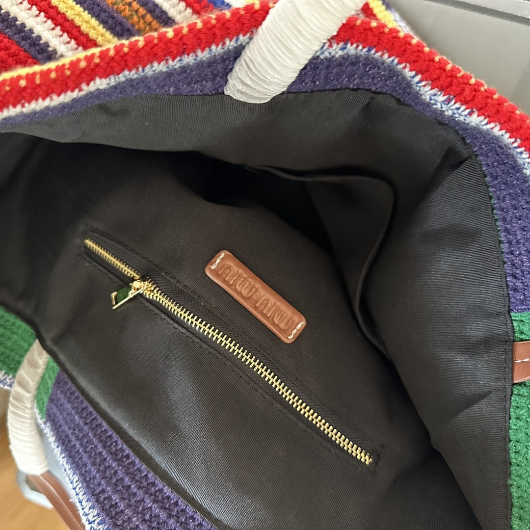 Miu Miu Crochet Stripe Vertical Tote · Y167M — תמונה 9
