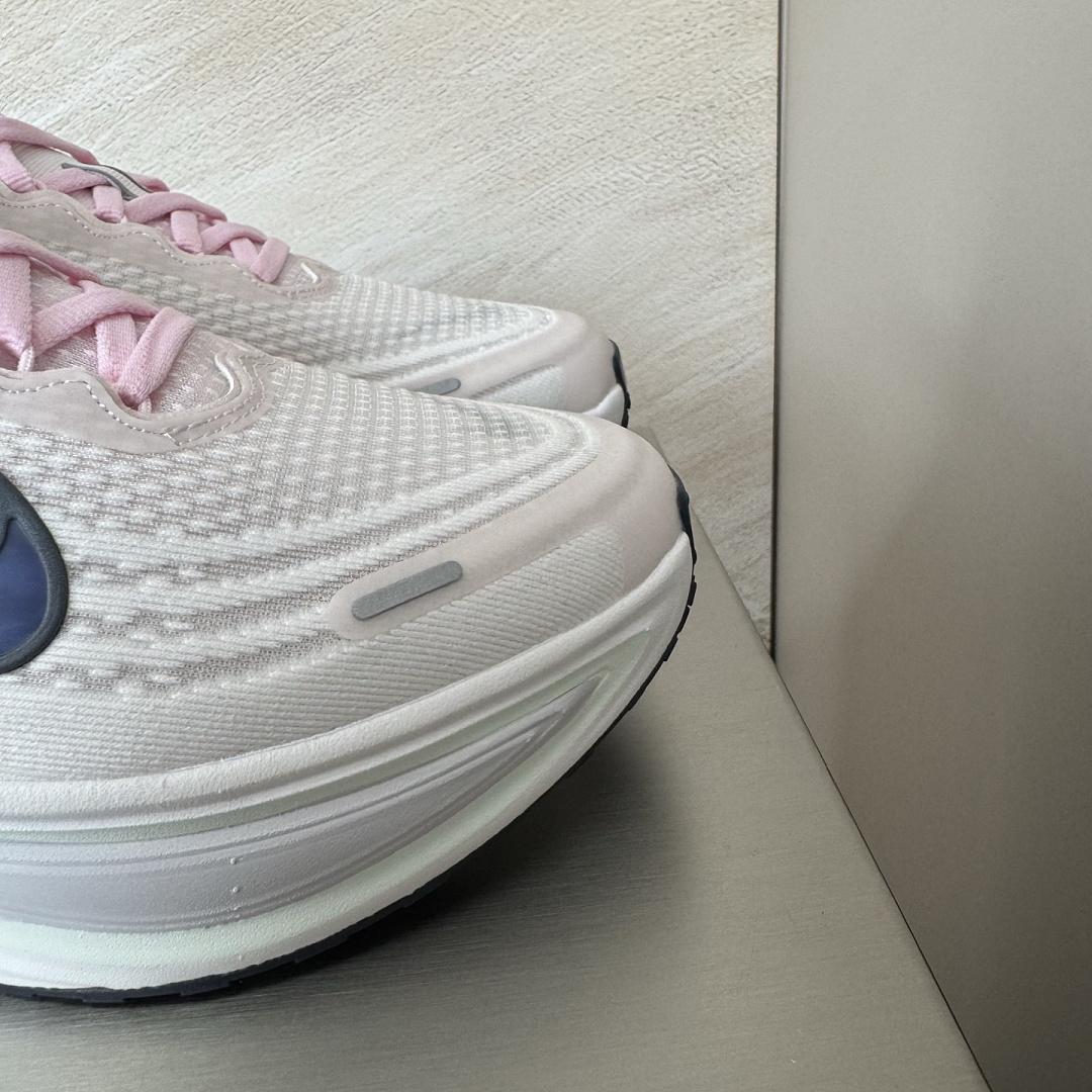 Nike Vomero Plus · YU85K — תמונה 22