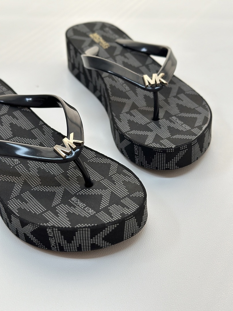 Michael Kors Bedford Signature Logo Flip Flop · F21D — תמונה 5
