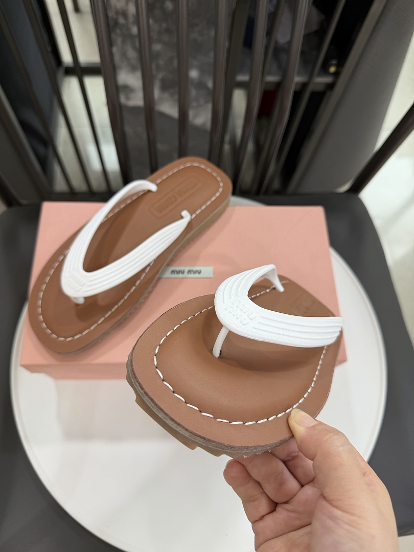 Miu Miu Logo Flat Thong Sandals · JX53 — תמונה 8