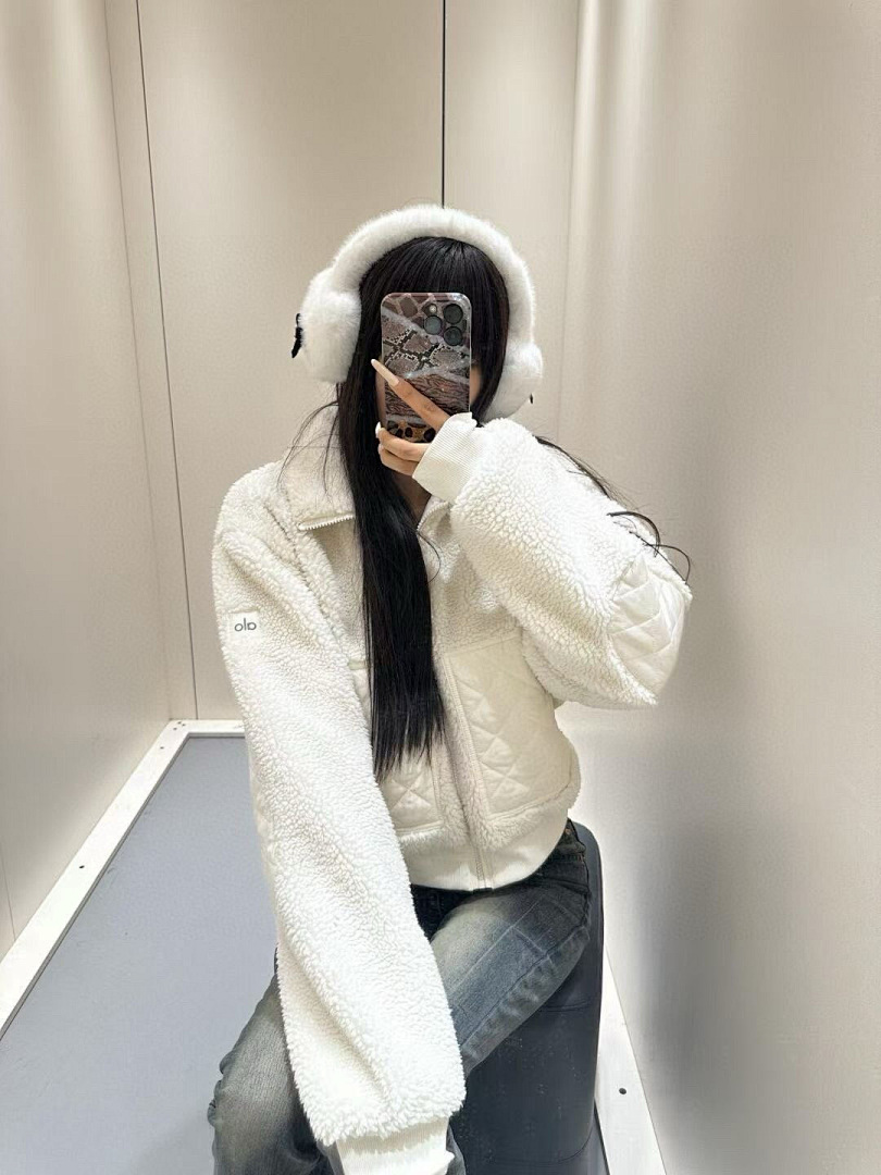 Alo Yoga Sherpa Edge Bomber · YA01 — תמונה 14
