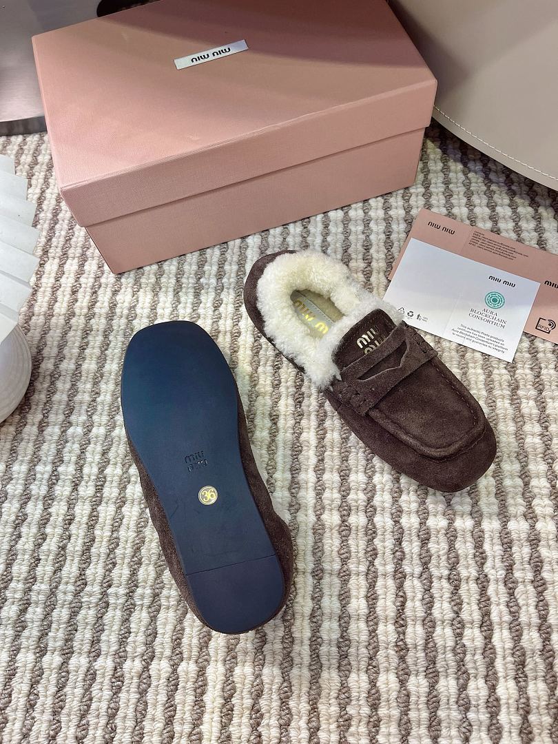 Miu Miu Ruches Shearling-Lined Suede Penny Loafers · X3Q8 — תמונה 5