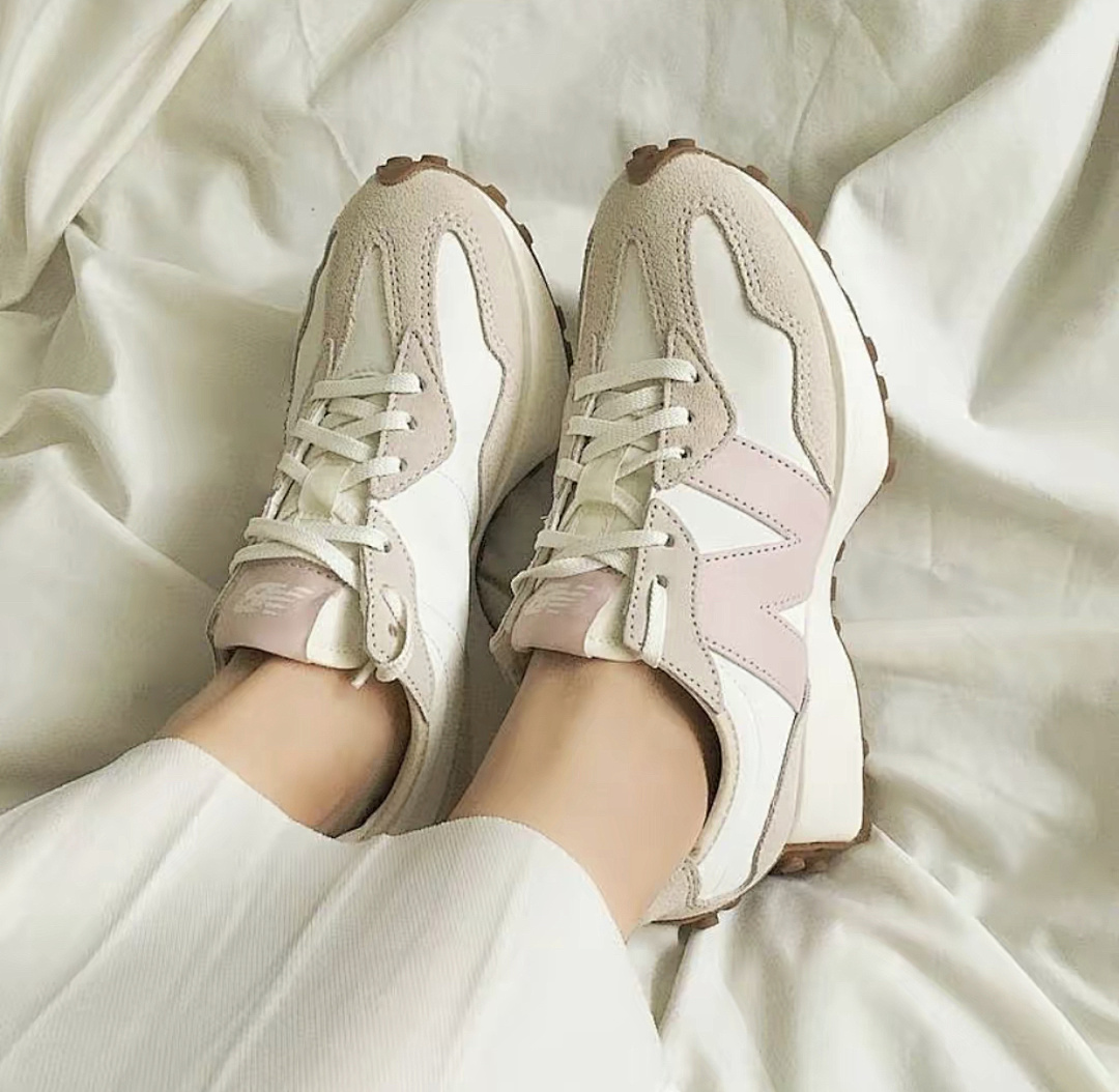 New Balance 327 · Y9B8