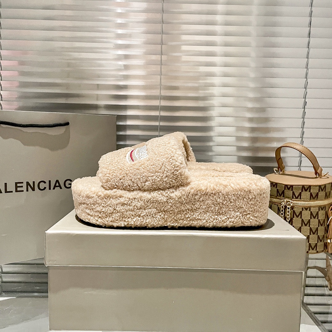 Balenciaga Furry Slides · Y25B — תמונה 4