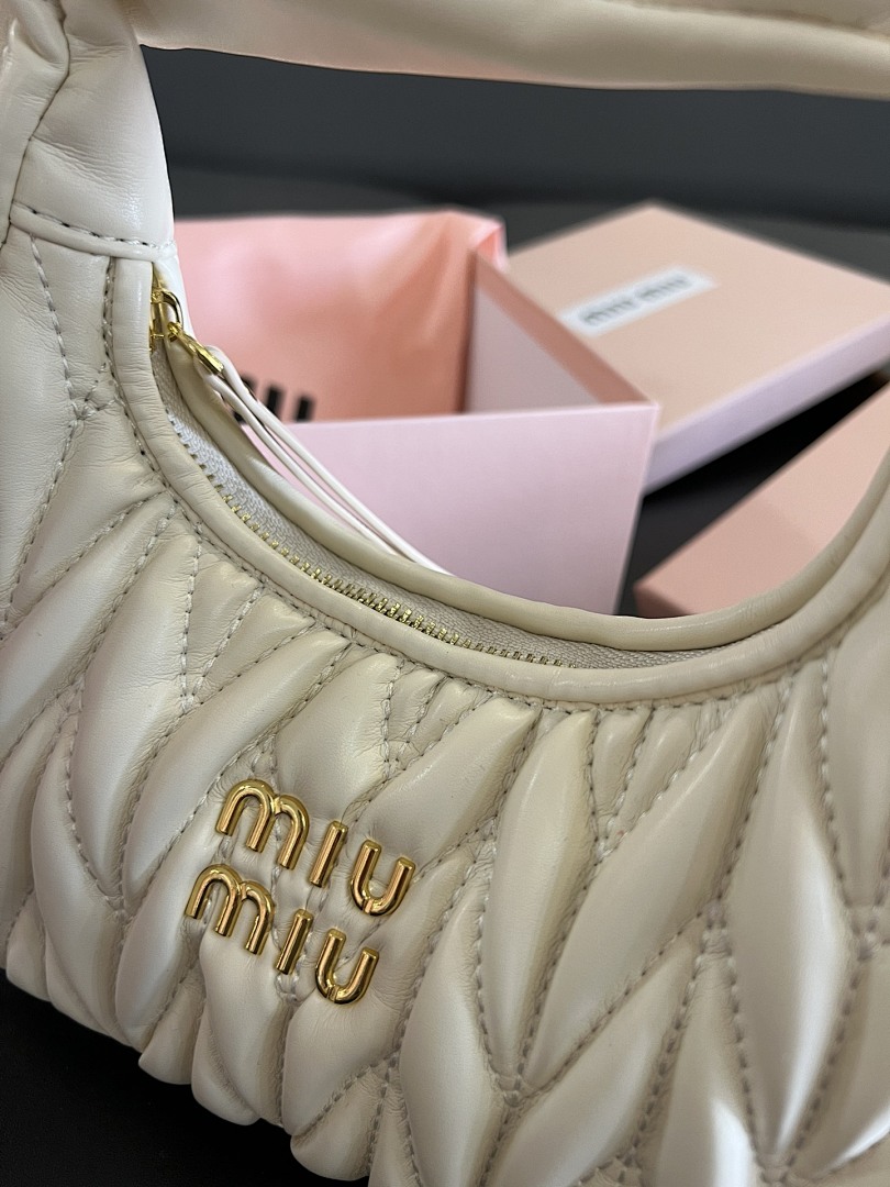 Miu Miu Wander Matelassé Hobo Bag · Y156M — תמונה 3