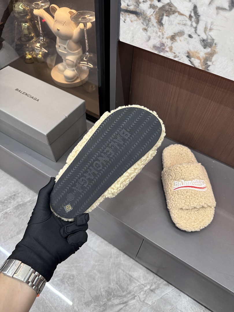 Balenciaga Furry Slide · L36J — תמונה 6