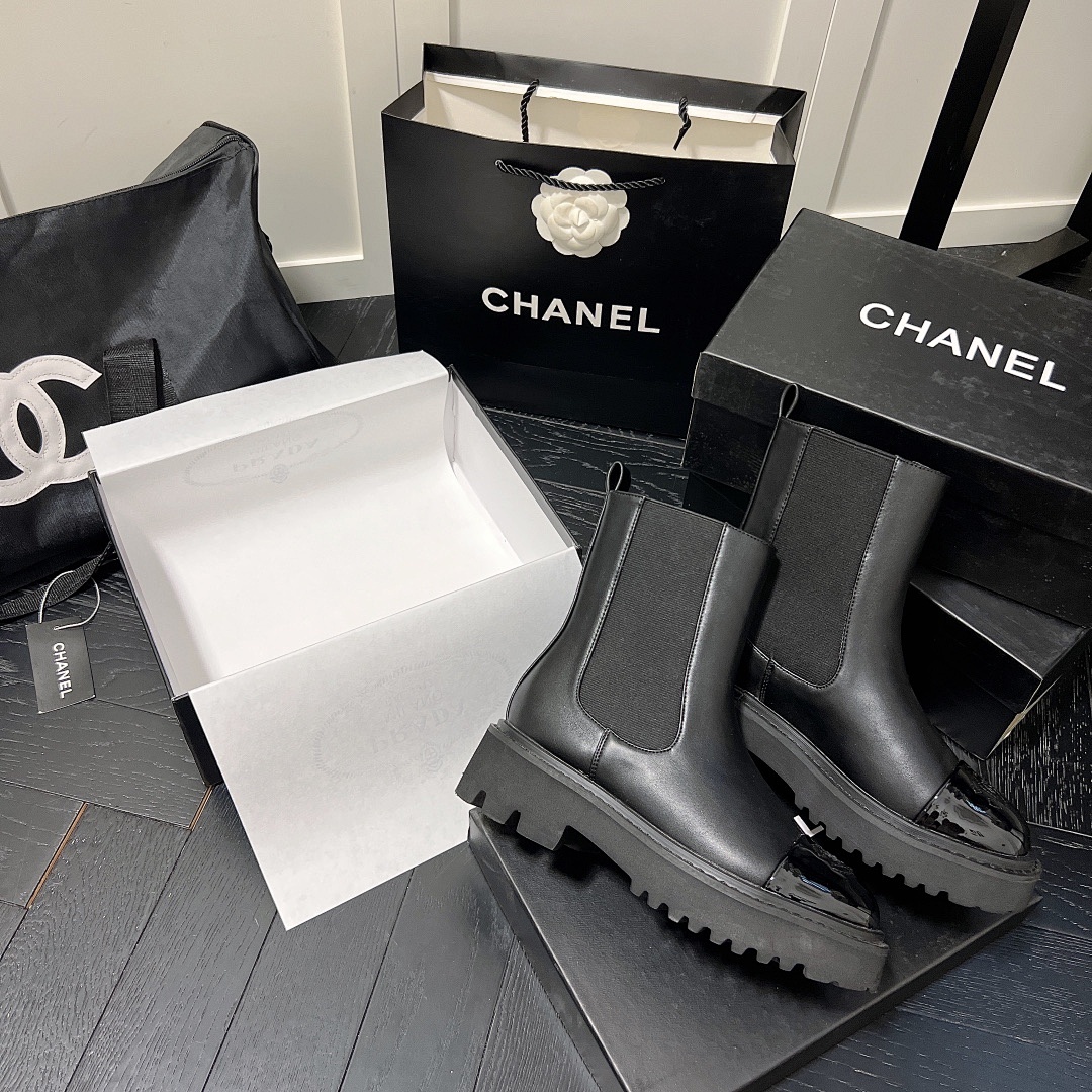 Chanel Interlocking CC Logo Chelsea Boots · 65Y9 — תמונה 2