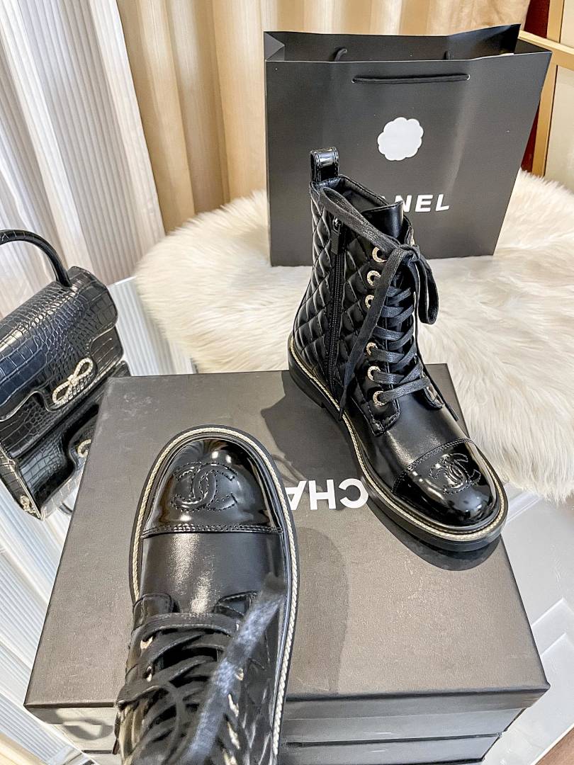 Chanel Quilted Lace Up Combat Boots · Y109C — תמונה 3