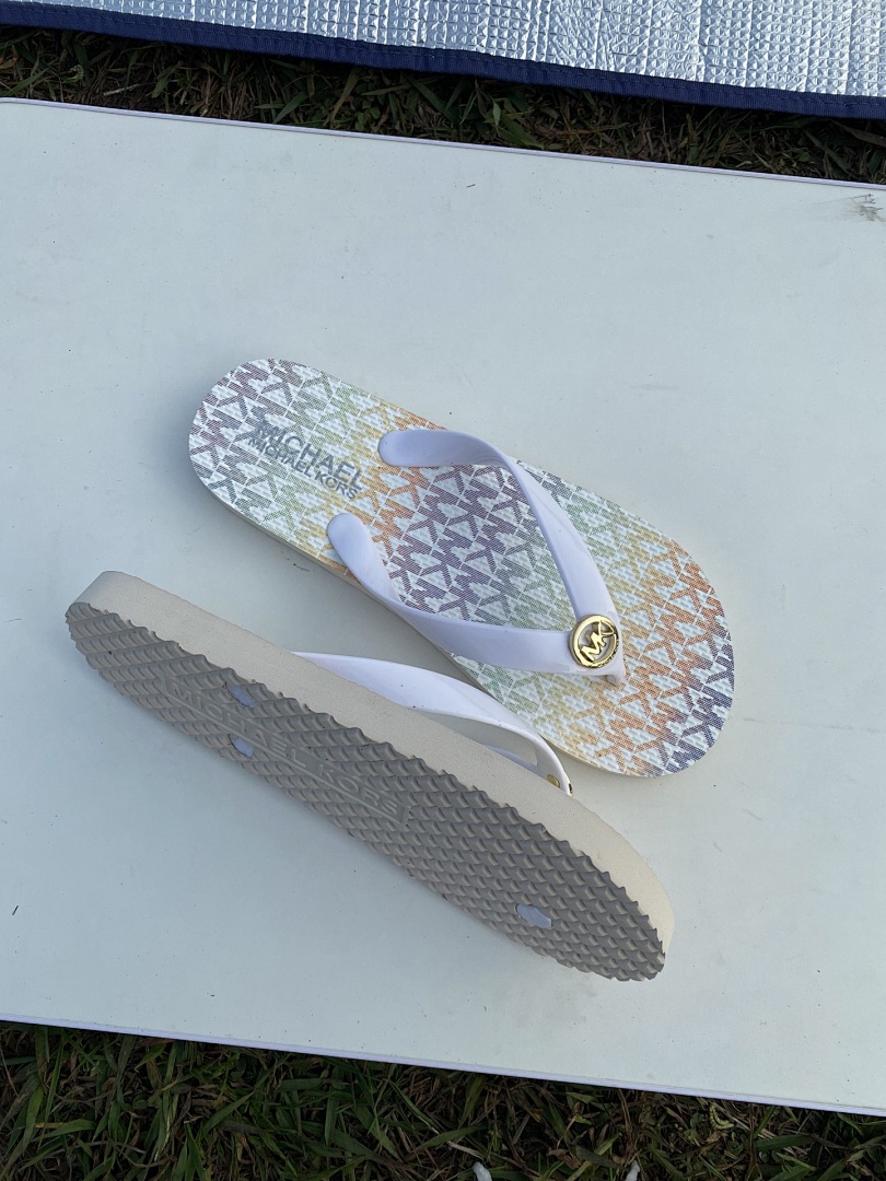 Michael Kors Signature Logo Flip Flops · SOSO — תמונה 5