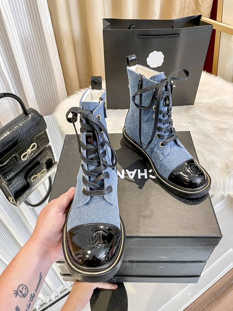 Chanel Quilted Lace Up Combat Boots · Y109C — תמונה 6