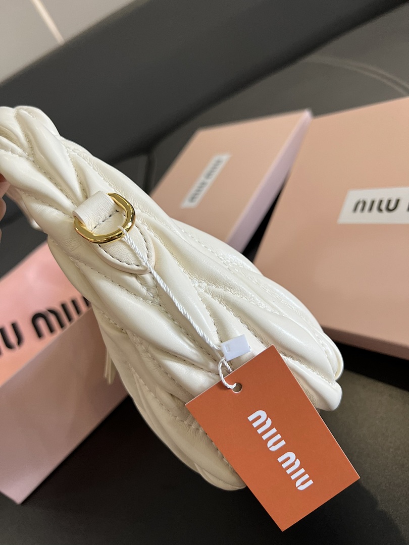 Miu Miu Wander Matelassé Hobo Bag · Y156M — תמונה 6