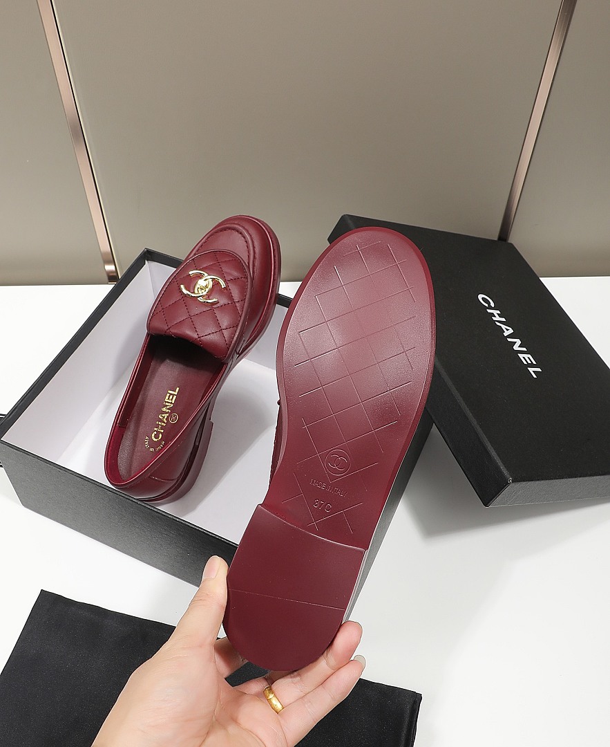 Chanel Quilted CC Turnlock Loafers · J5X9 — תמונה 15