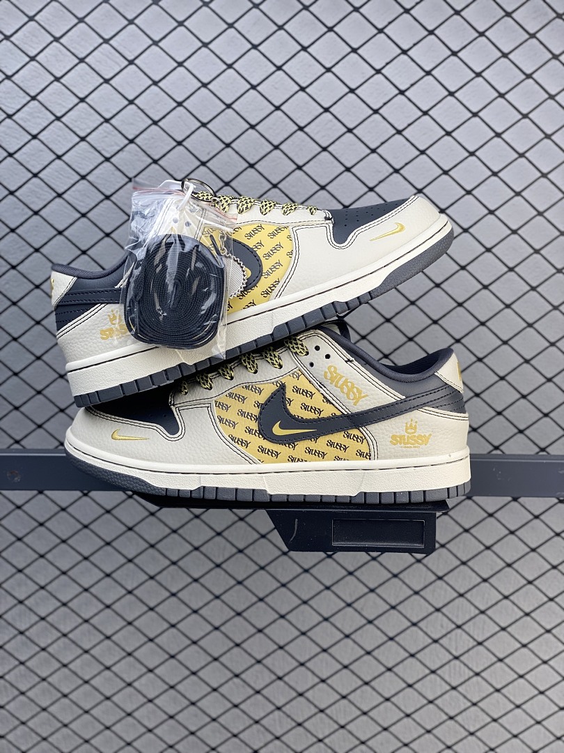 Nike Dunk Low x Stussy · R02N