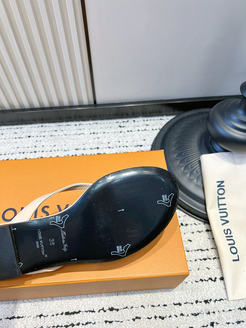 Louis Vuitton Sunkiss Flat Sandal · R6L9 — תמונה 9