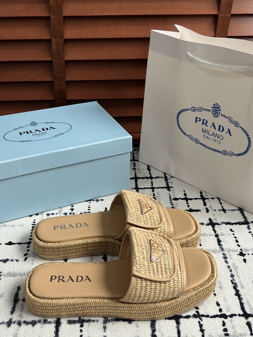 Prada Triangle Logo Slide Sandal · G18P — תמונה 8