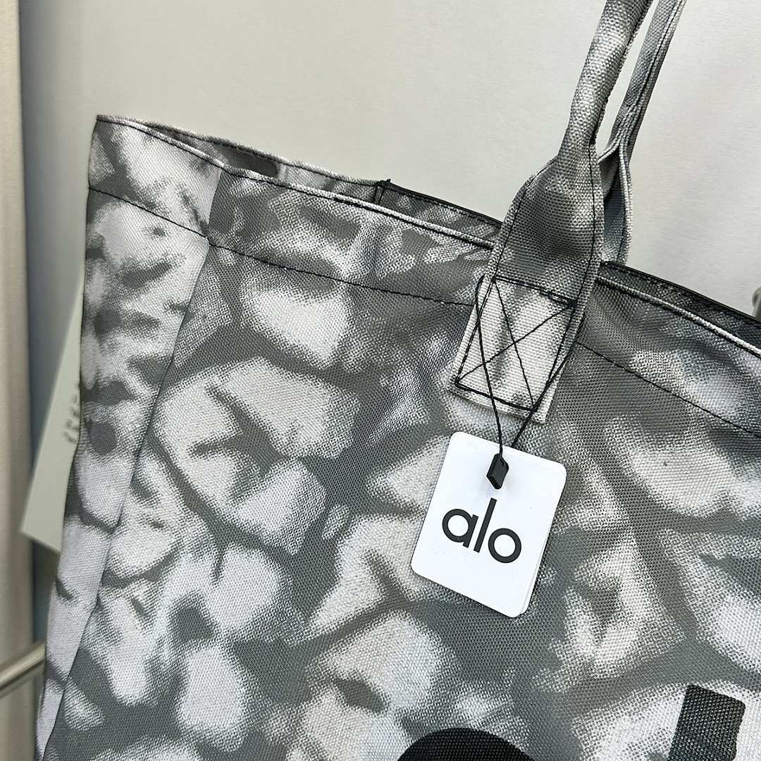 Alo Yoga Tie-Dye Shopper Tote · A1B — תמונה 8
