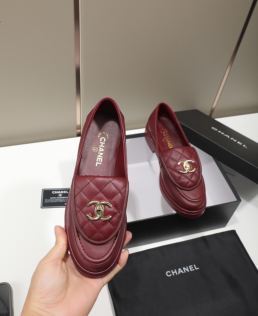 Chanel Quilted CC Turnlock Loafers · J5X9 — תמונה 17