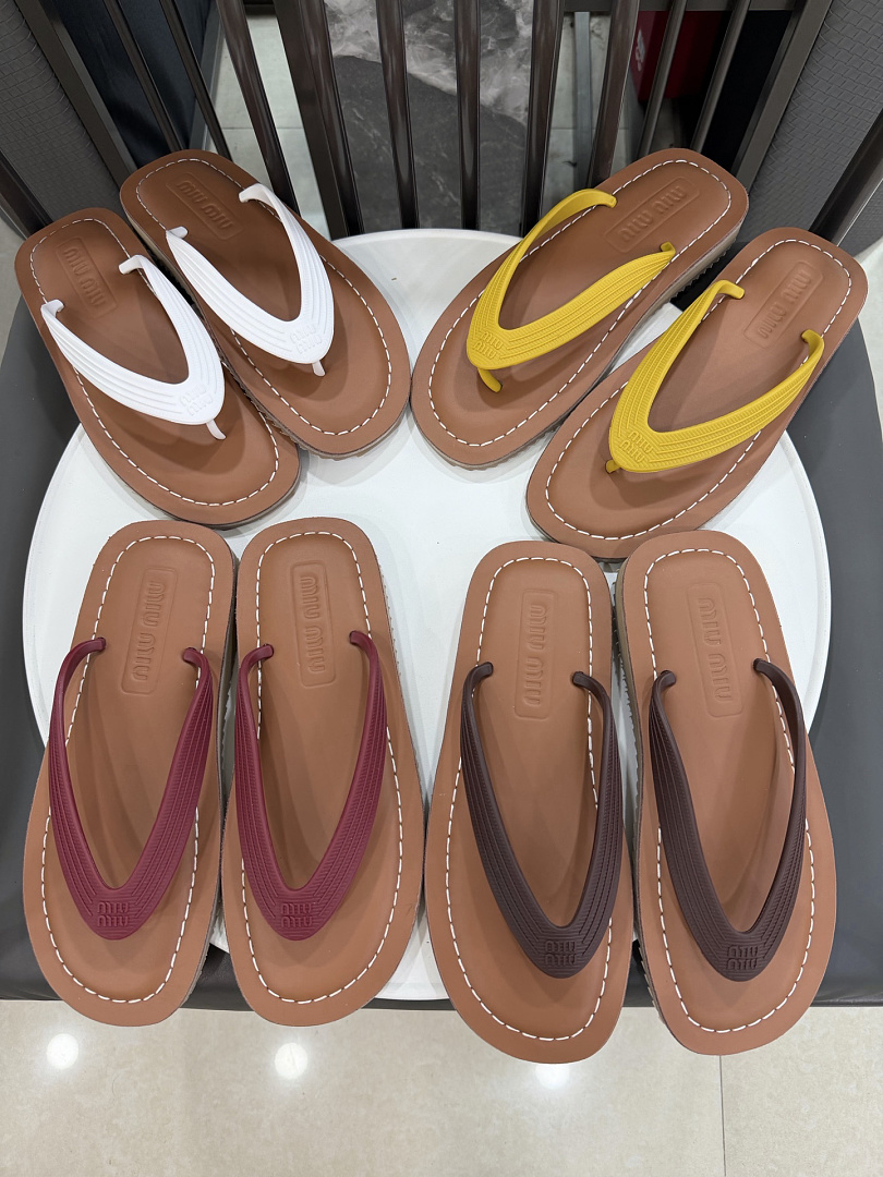 Miu Miu Logo Flat Thong Sandals · JX53 — תמונה 6