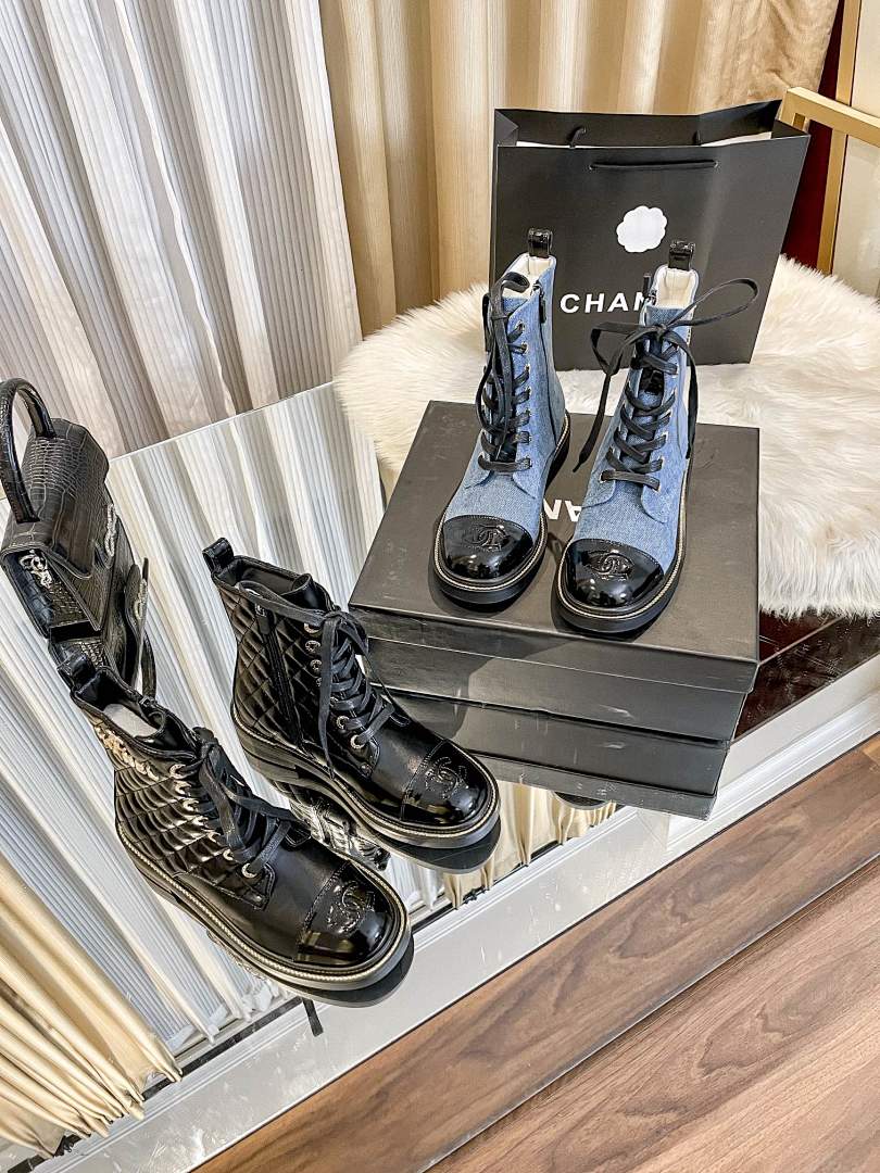Chanel Quilted Lace Up Combat Boots · Y109C — תמונה 5