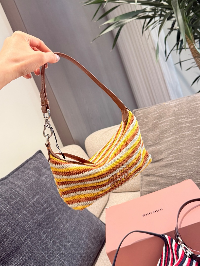 Miu Miu Spirit Crochet Pouch · S2J7 — תמונה 3