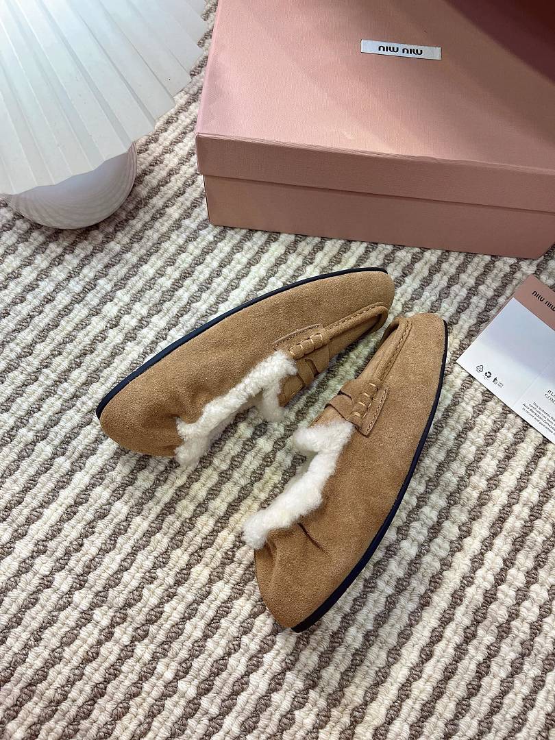 Miu Miu Ruches Shearling-Lined Suede Penny Loafers · X3Q8 — תמונה 12