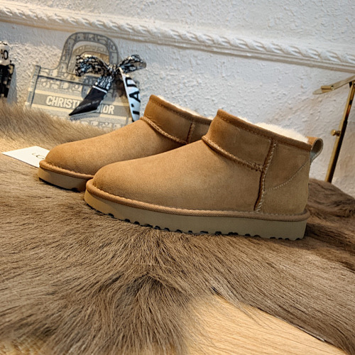 UGG Classic Ultra Mini · M7H2