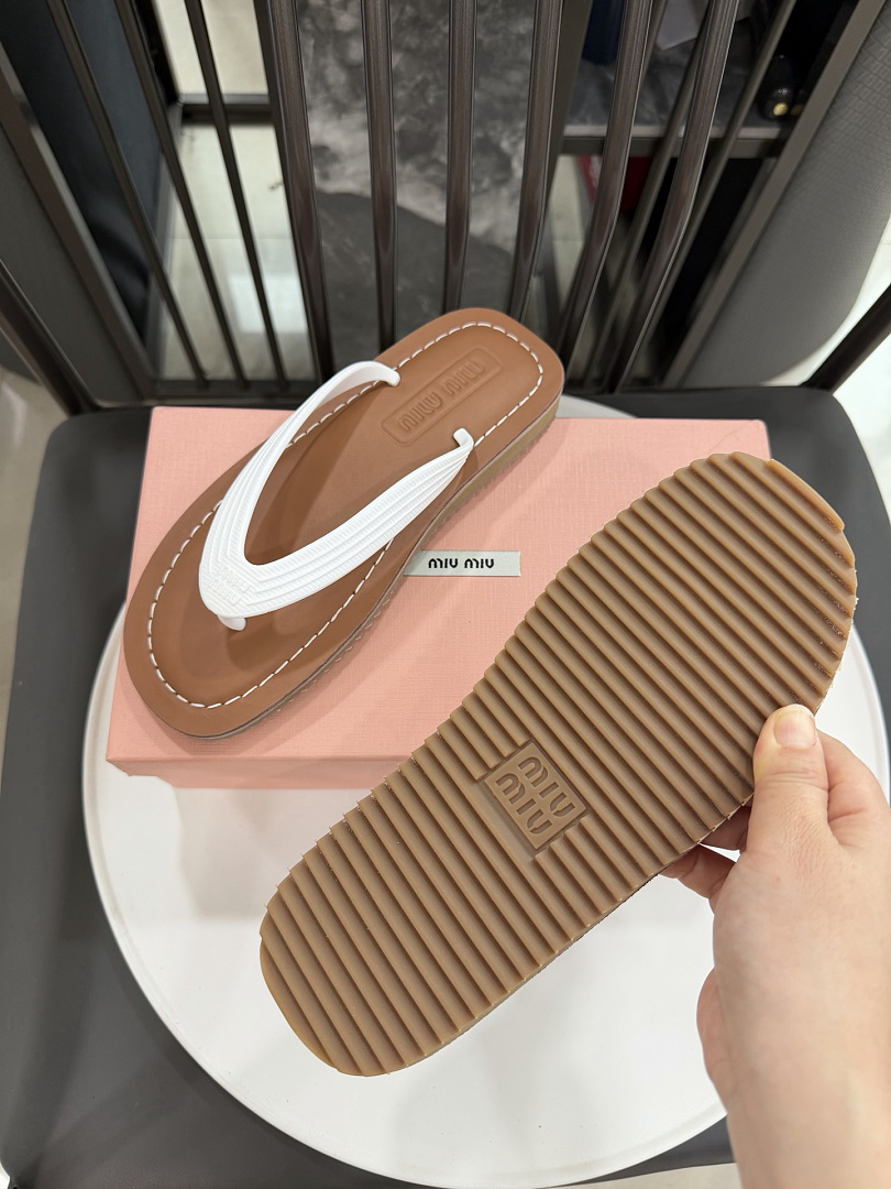 Miu Miu Logo Flat Thong Sandals · JX53 — תמונה 7