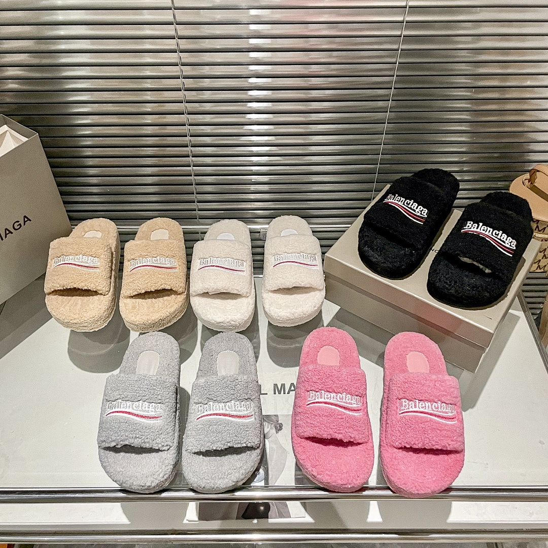 Balenciaga Furry Slides · Y25B