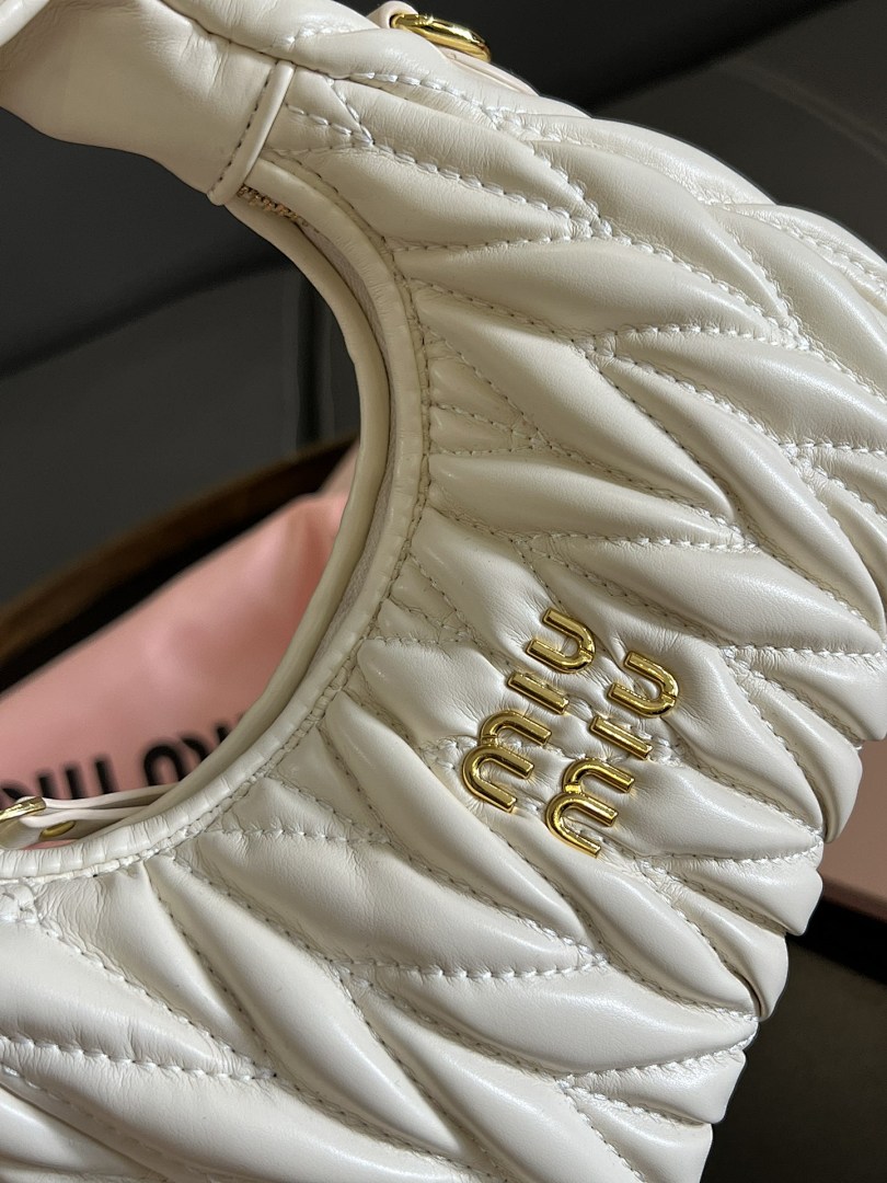 Miu Miu Wander Matelassé Hobo Bag · Y156M — תמונה 8