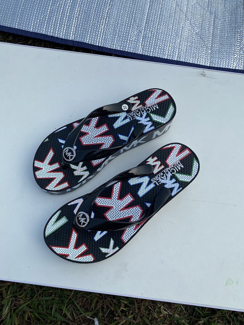 Michael Kors Signature Logo Flip Flops · SOSO — תמונה 9
