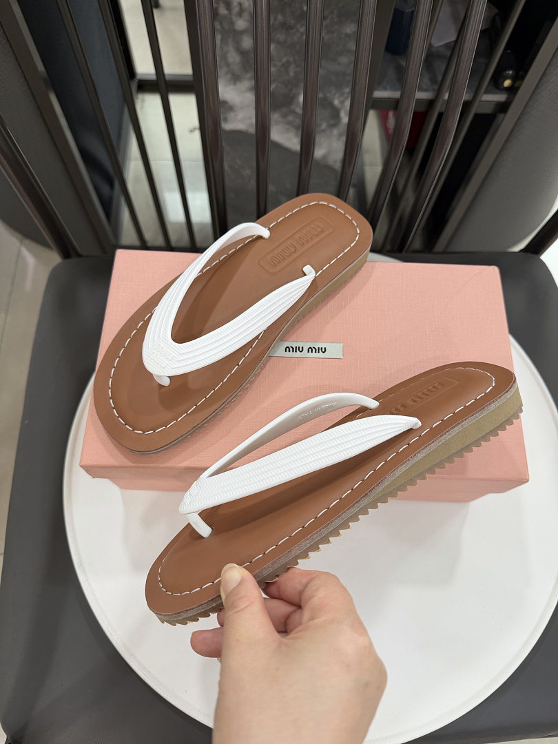 Miu Miu Logo Flat Thong Sandals · JX53 — תמונה 9