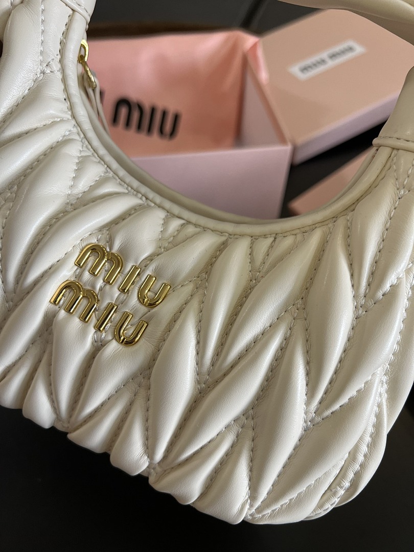 Miu Miu Wander Matelassé Hobo Bag · Y156M — תמונה 4