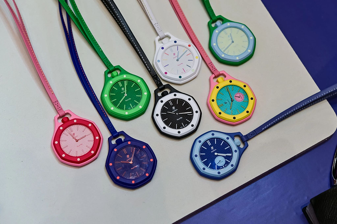 Swatch Royal Pop · X82R