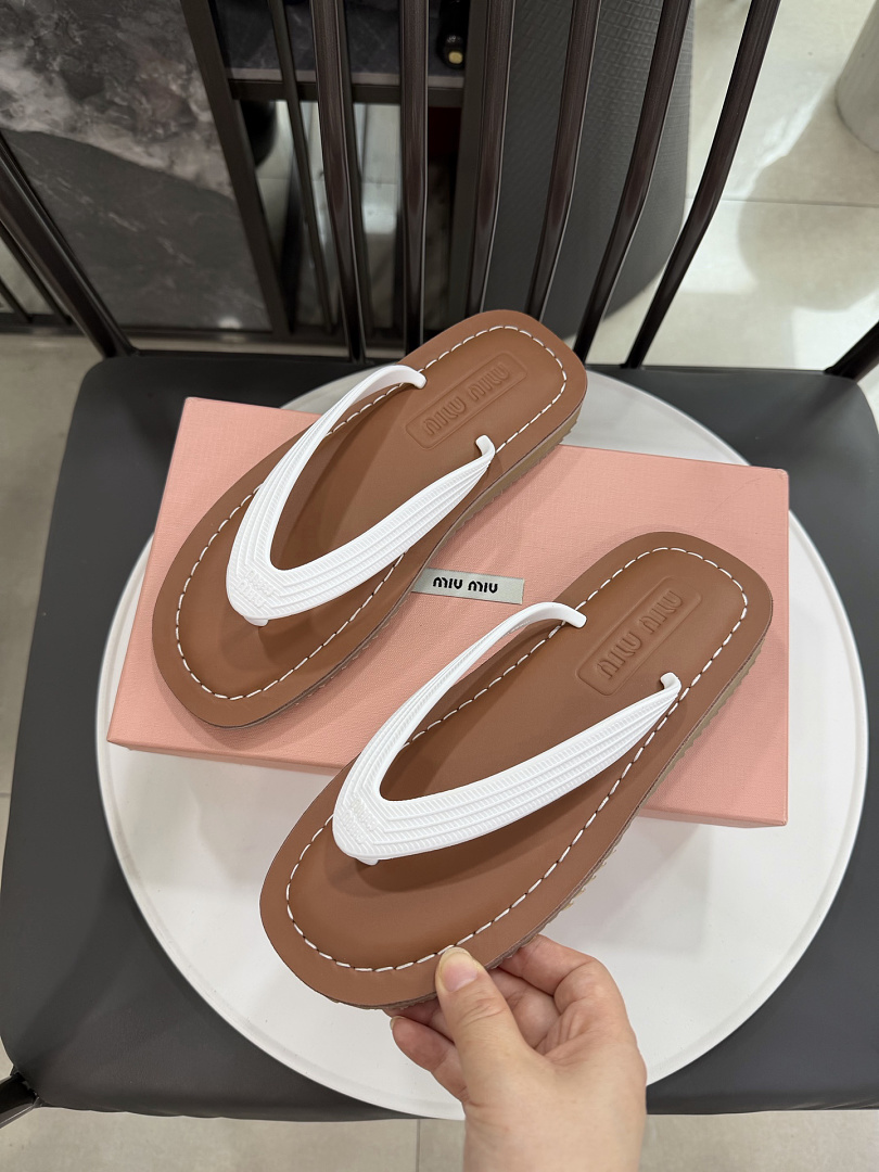 Miu Miu Logo Flat Thong Sandals · JX53 — תמונה 11