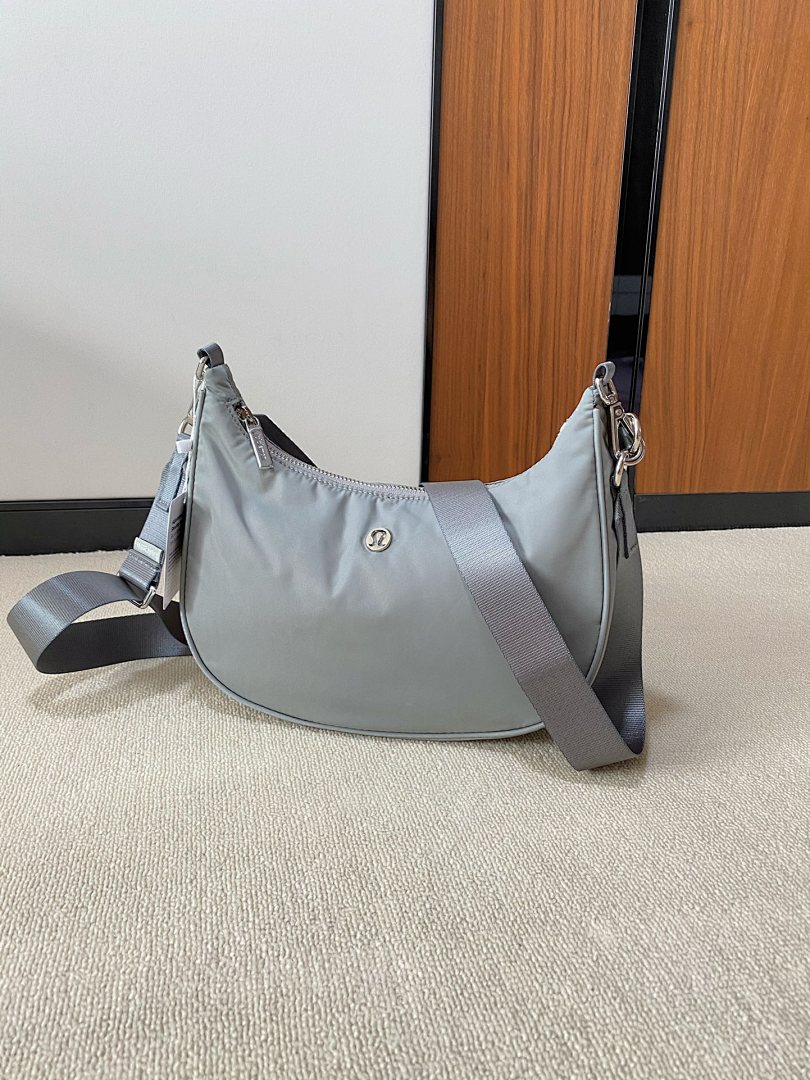 Lululemon City Essentials Small Shoulder Bag · ACC3 — תמונה 9