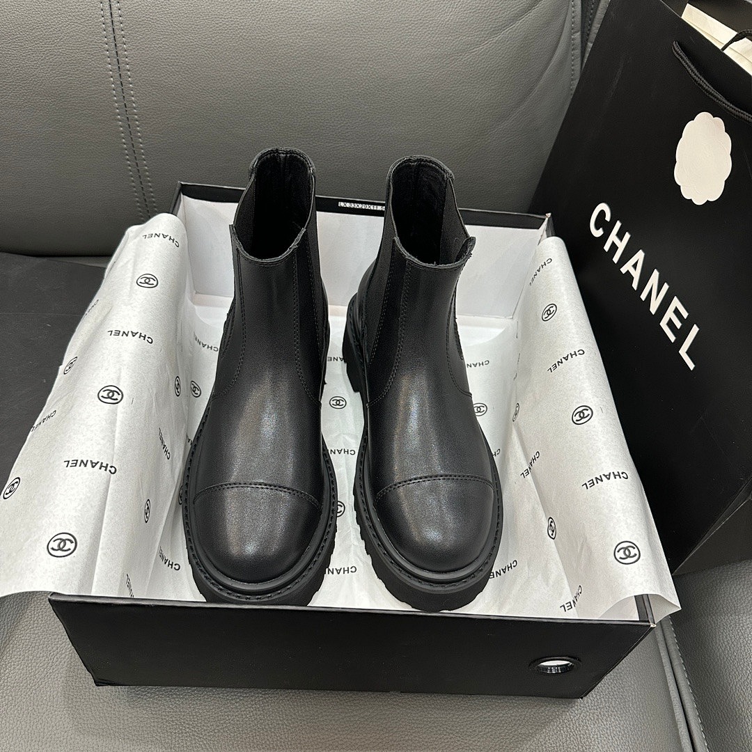 Chanel Calfskin Cap Toe CC Short · Y52B — תמונה 6