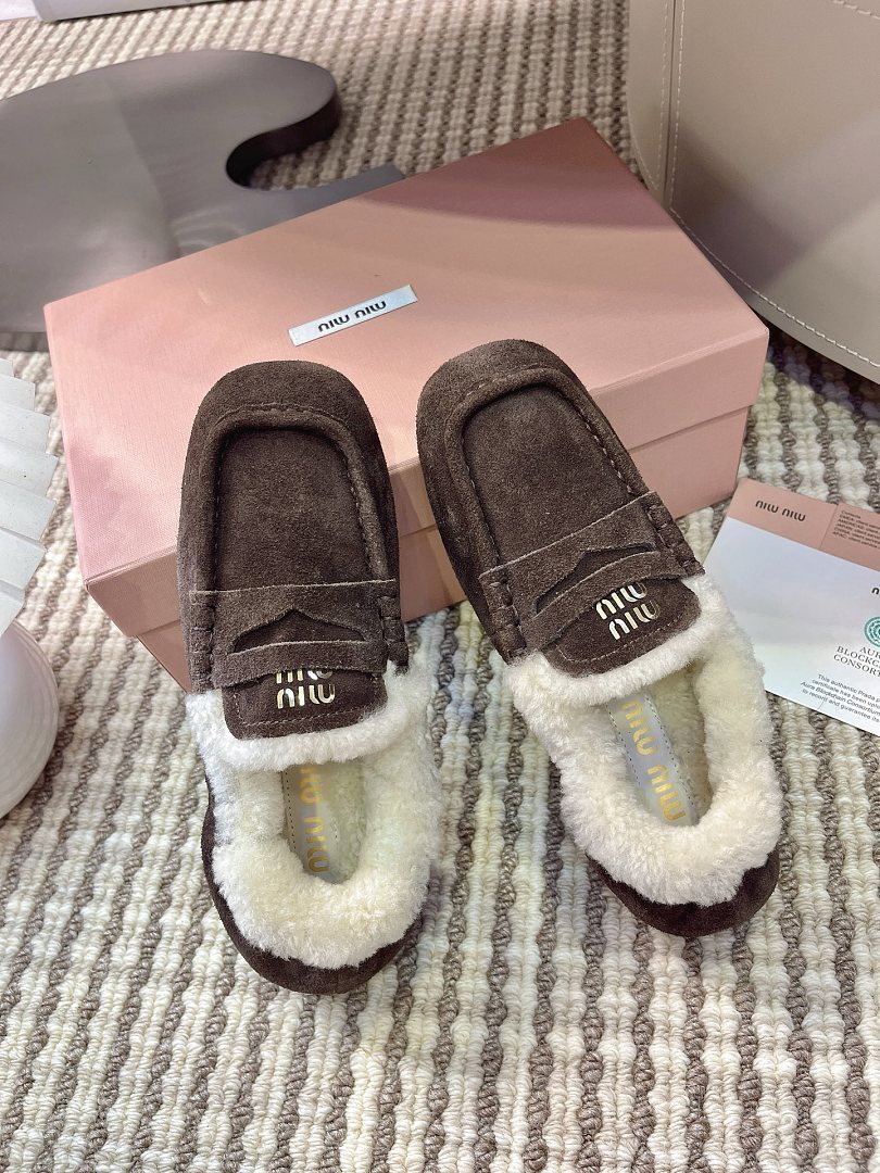 Miu Miu Ruches Shearling-Lined Suede Penny Loafers · X3Q8 — תמונה 9