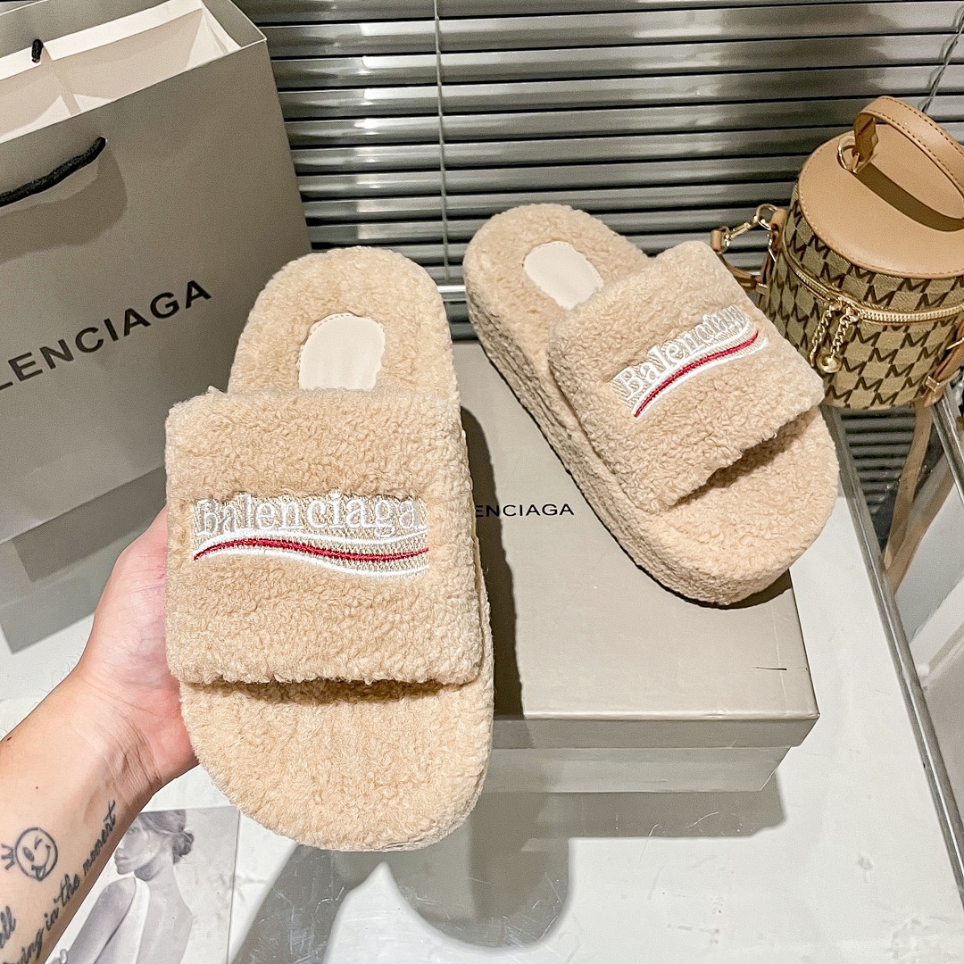 Balenciaga Furry Slides · Y25B — תמונה 7