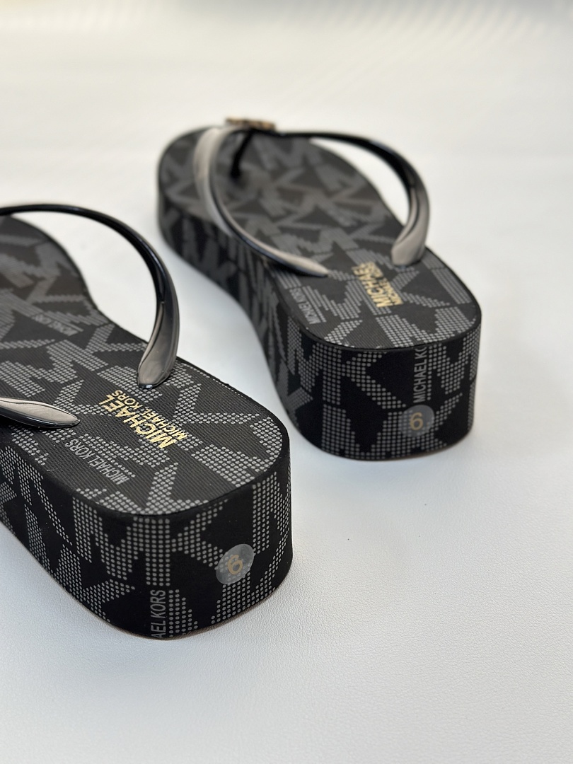 Michael Kors Bedford Signature Logo Flip Flop · F21D — תמונה 6