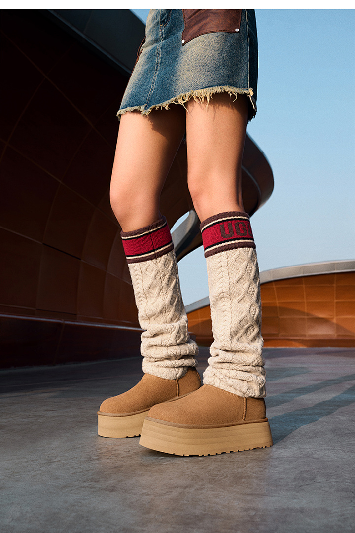 UGG Classic Sweater Letter Boot · Y82G