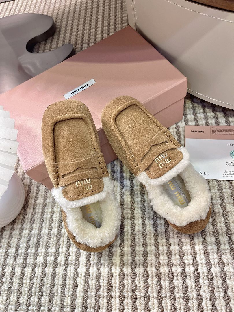 Miu Miu Ruches Shearling-Lined Suede Penny Loafers · X3Q8 — תמונה 10