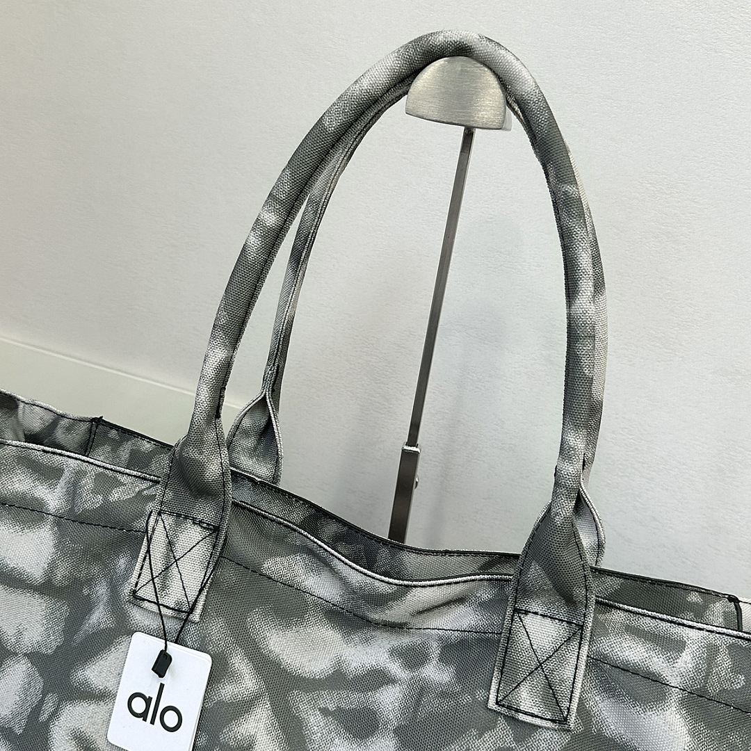 Alo Yoga Tie-Dye Shopper Tote · A1B — תמונה 5