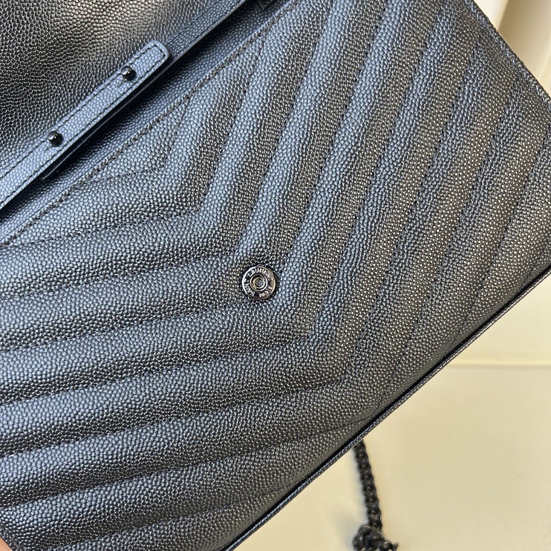Saint Laurent Cassandre Matelassé Envelope Chain Wallet · YSB — תמונה 5