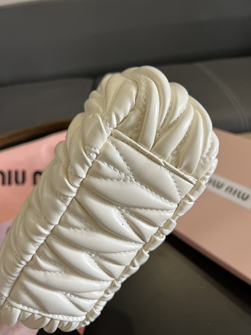 Miu Miu Wander Matelassé Hobo Bag · Y156M — תמונה 7