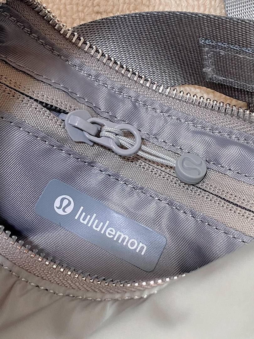 Lululemon City Essentials Small Shoulder Bag · ACC3 — תמונה 10