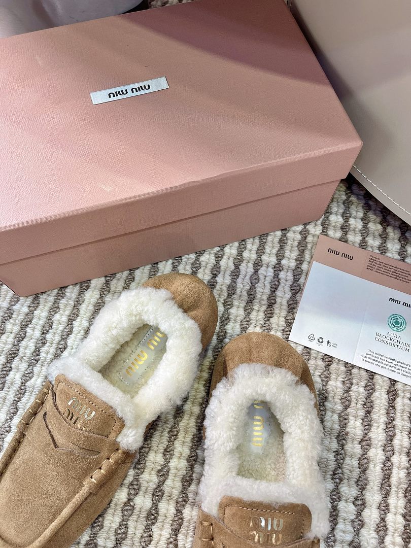 Miu Miu Ruches Shearling-Lined Suede Penny Loafers · X3Q8 — תמונה 7