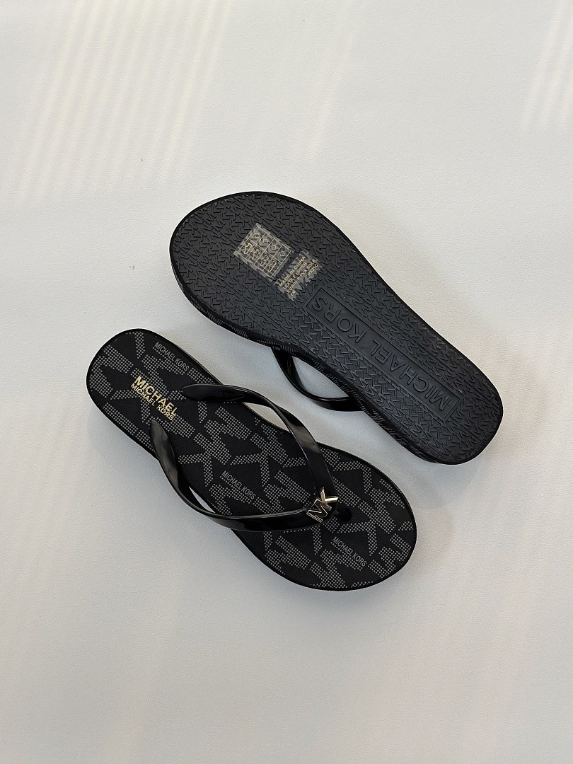 Michael Kors Bedford Signature Logo Flip Flop · F21D — תמונה 4